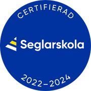 Märke som visar texten Certifierad seglarskola 2022-2024 med Svenska seglarförbundets logotyp